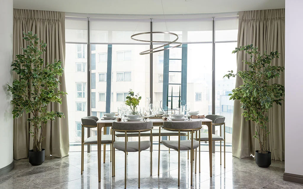 Modern meeting and dining space in commercial interior