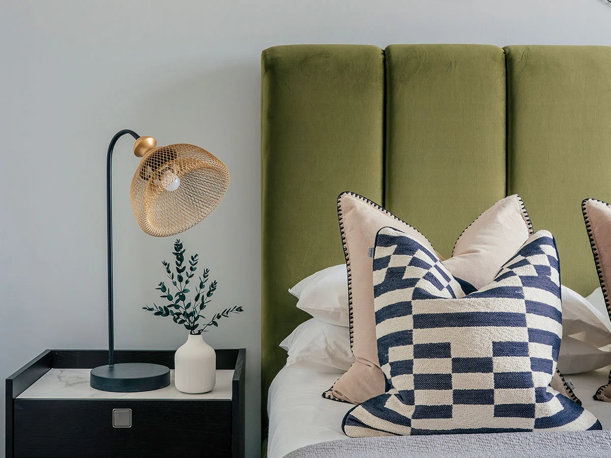 Minimalist table décor with ceramic vases