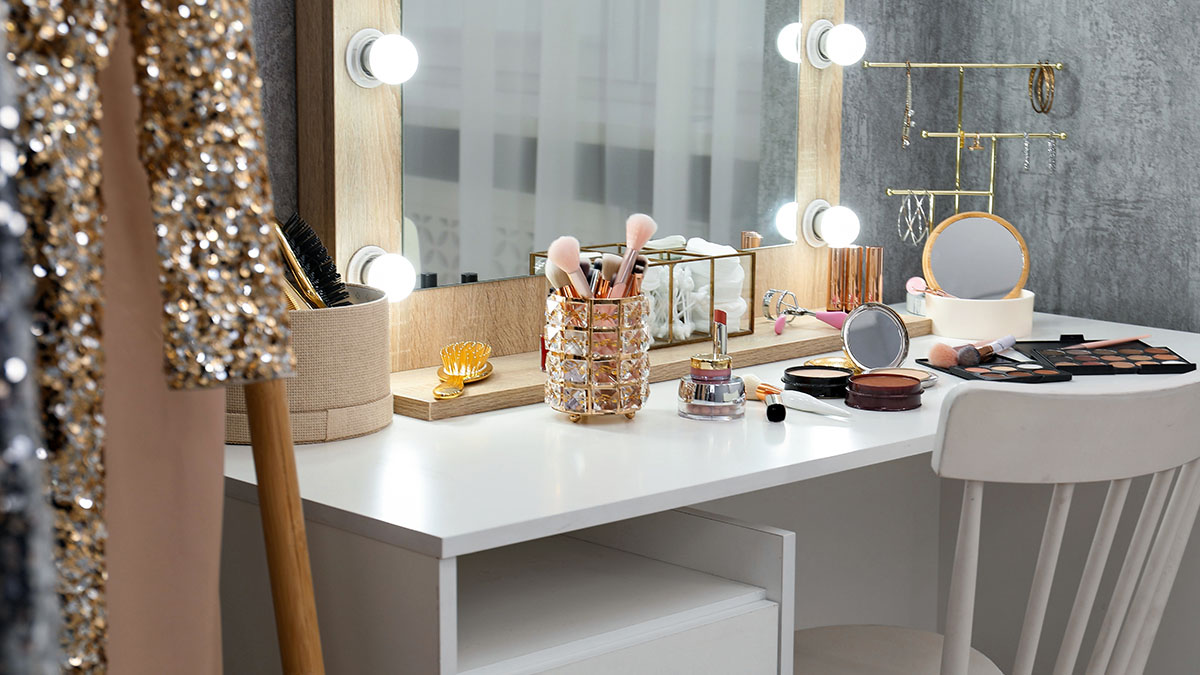 Jewel box style vanity with mirror and décor accents